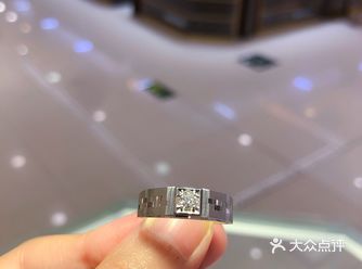 18k金钻石男戒 质感的磨砂 宽厚的戒臂 沉稳的造型
