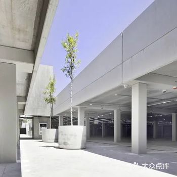 如果以上的停车场还不能让你尽兴，涂鸦停车位