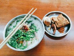 -鸿浩扒猪脚米线