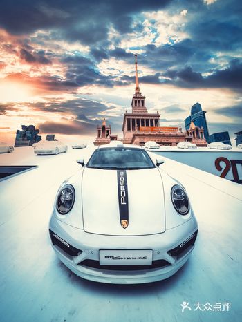 上海展览中心在举办保时捷展会 ，正好经过那边所以进去