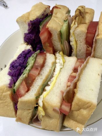食材：吐司四片  紫薯一个  西红柿一个