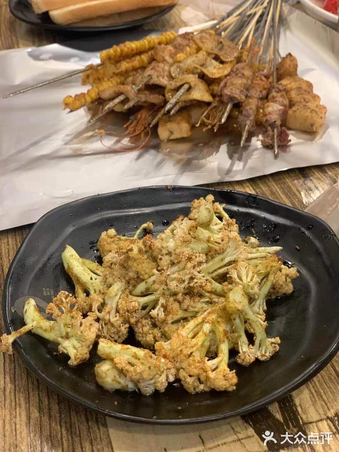 应有尽有的一家烧烤店龙虾烧烤尤其烤羊腿一绝