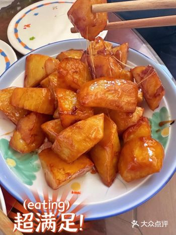 作为过年必备之一的拔丝地瓜 上桌一定会引发一众人围观