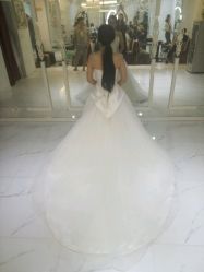 点击看大图 我媳妇美丽的背影-王子宫殿婚纱摄影(环山路总店)