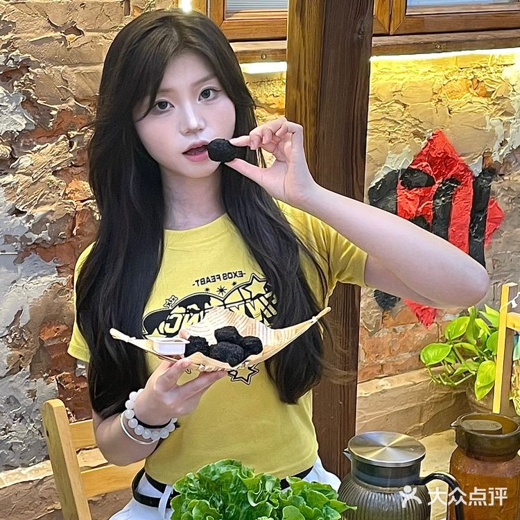 在独立的小院子里，和三两朋友，吹着晚风吃烤肉