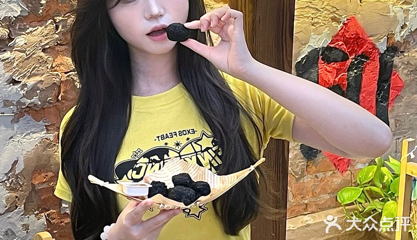 在独立的小院子里，和三两朋友，吹着晚风吃烤肉