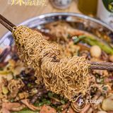 我觉得拿着盘盘吃的麻辣烫那才叫香