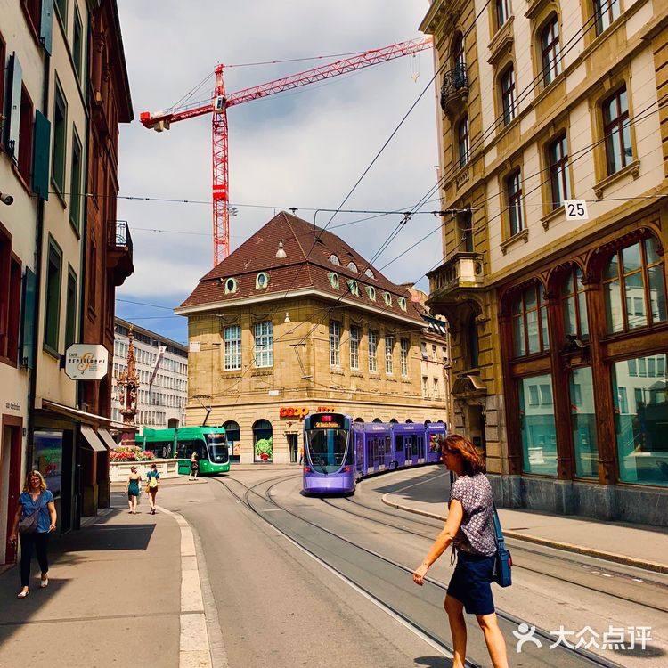 巴塞尔（又称为巴泽尔，德：Basel，法：B氀攀