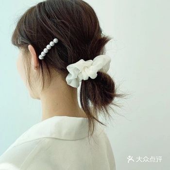 容易打造蓬松慵懒感。低马尾配发圈的时候