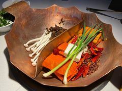 鸳鸯锅-墨居上隐·院子里火锅(峨眉店)