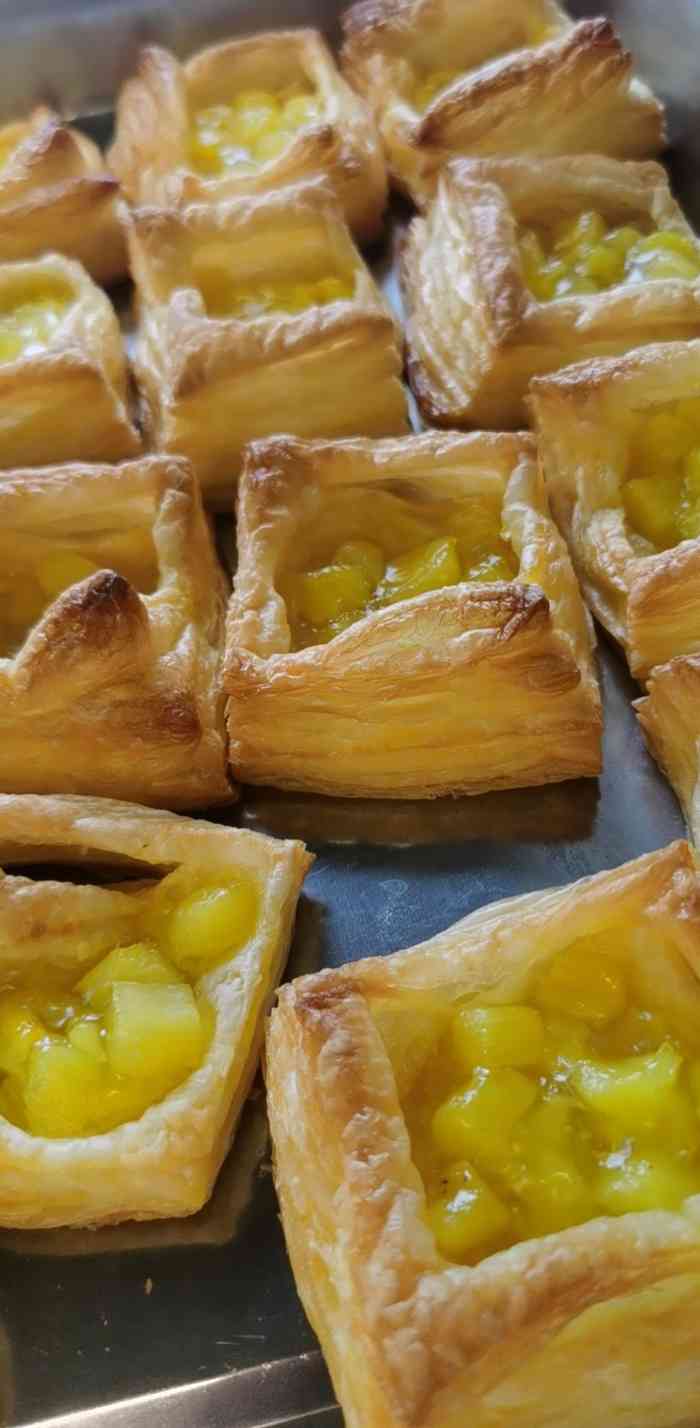 百香林(红河中路店)-"「榴莲酥」我最喜欢他们家的榴莲酥,榴莲很.