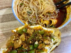 麻辣米线-老字号杨坡红油米线腊汁肉夹馍(东四道巷店)