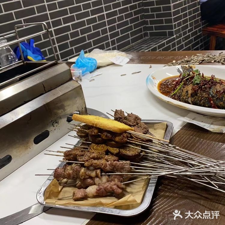 晚上搓一顿烧烤，老拾烧烤是我们经过千挑万选给选出来的