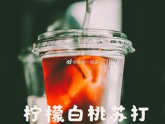 柠檬白桃苏打-熊猫一间店欧式奶茶铺