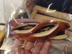红豆碱水面包-天井·丑面包搭咖啡