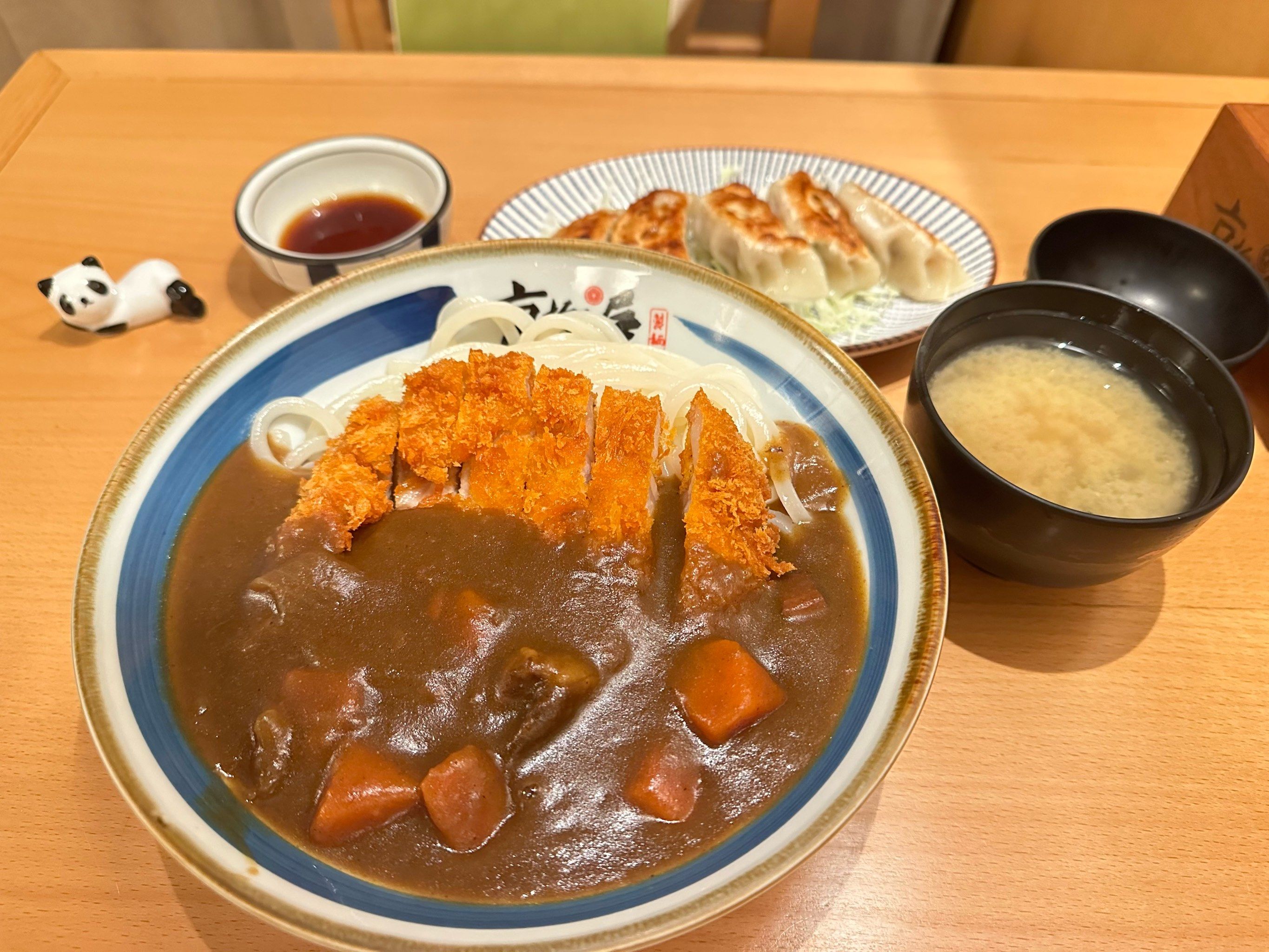 咖喱猪扒乌冬面和手工煎饺