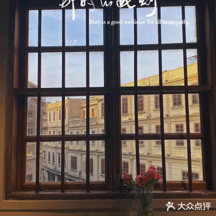 刚到的时候没什么人 我们就挑了个窗边的位置