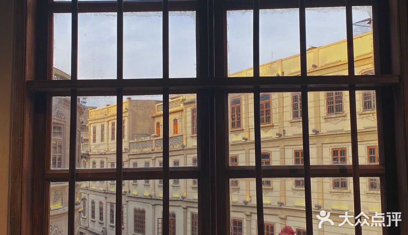 刚到的时候没什么人 我们就挑了个窗边的位置