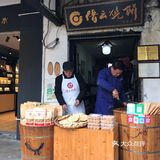 没有菜单，直接上去跟老板问价钱的。梅菜烧饼是10块一个