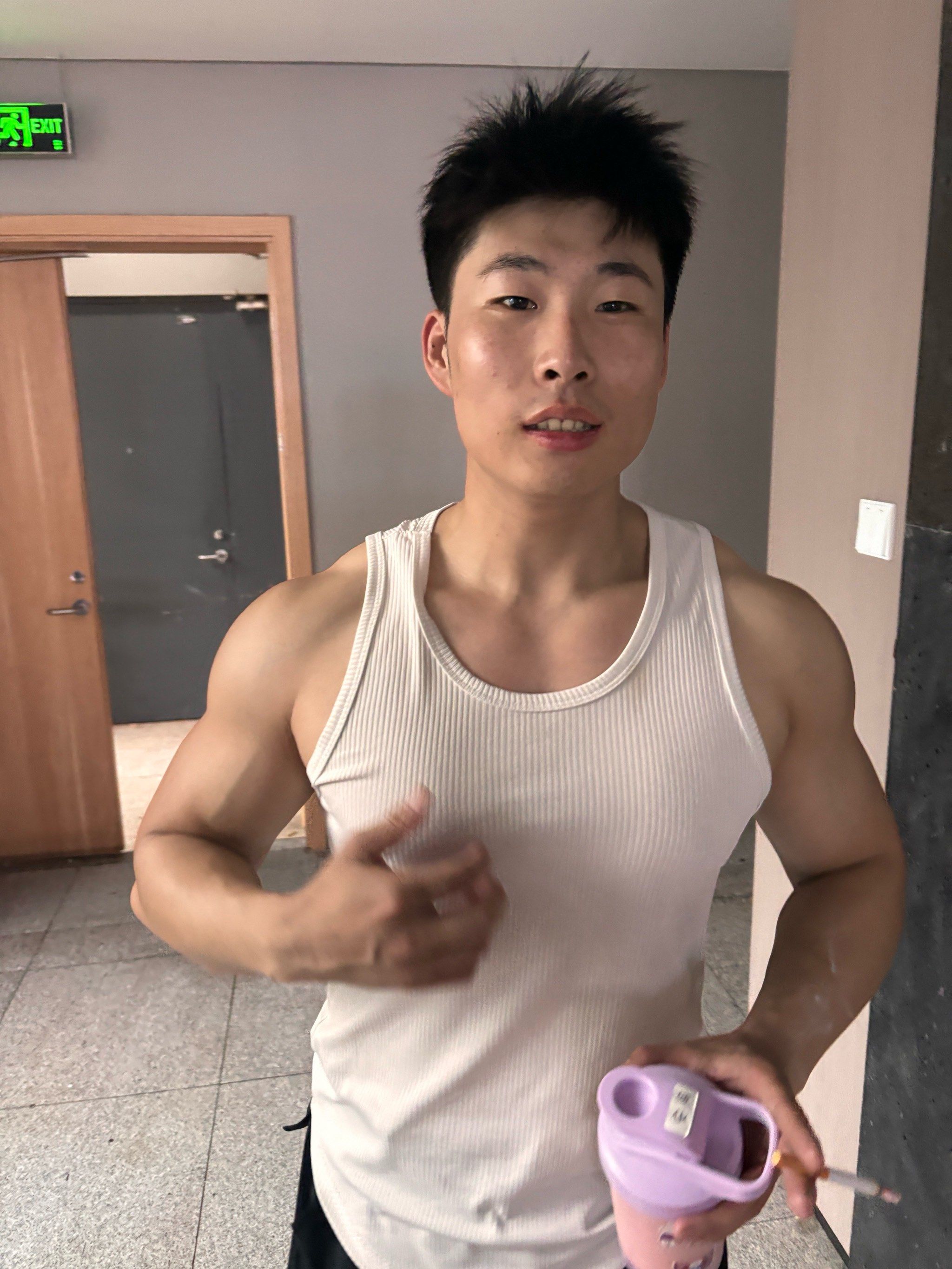 小肌肉男孩秀肌肉