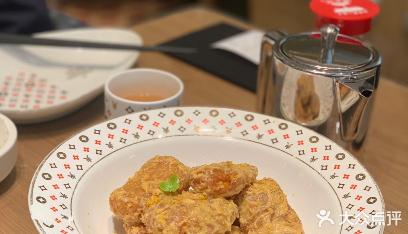 居然是透明的，坐上背靠还可以，差一点舒适感