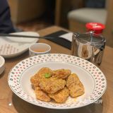 居然是透明的，坐上背靠还可以，差一点舒适感