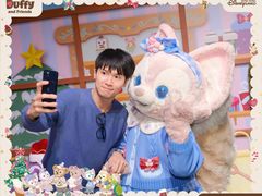 -小镇影院迪士尼小熊Duffy与他的朋友合影地