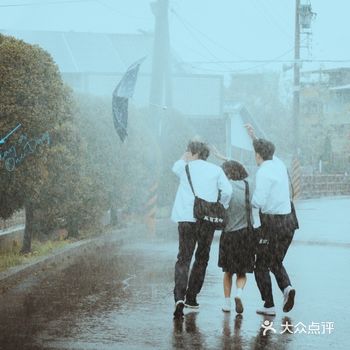 2 想念离我如此之近，才发现你多遥不可及；3