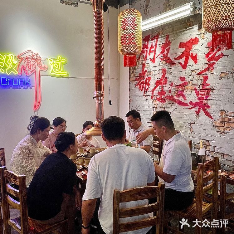 在独立的小院子里，和三两朋友，吹着晚风吃烤肉