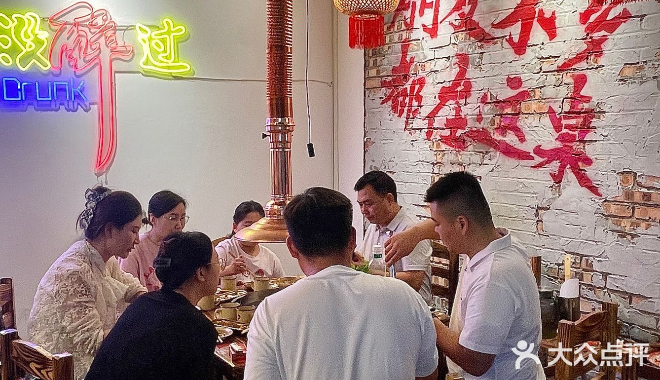 在独立的小院子里，和三两朋友，吹着晚风吃烤肉