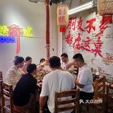 在独立的小院子里，和三两朋友，吹着晚风吃烤肉