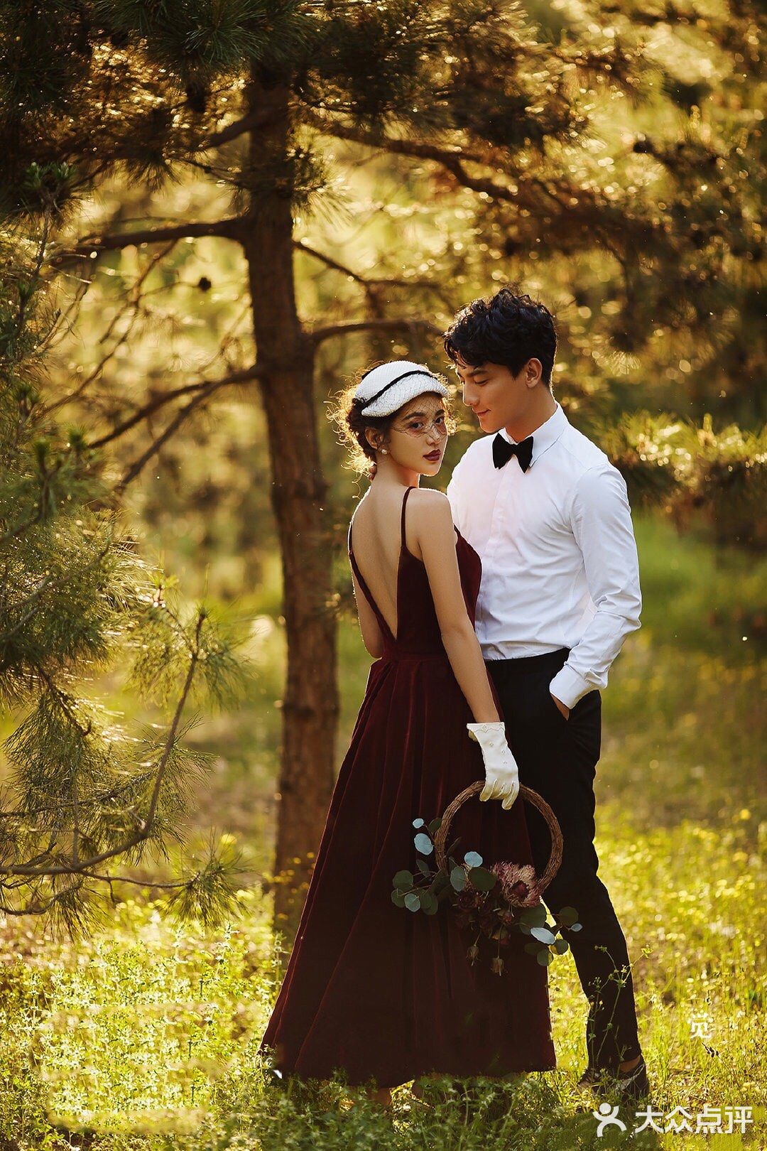 低饱和度的暖色调森系婚纱照充满了法式电影的浓郁和浪漫