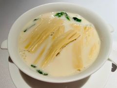 鲜鱼汤煮豆苗-粤界(望京金辉店)