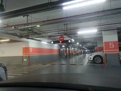 -绿地缤纷城-停车场