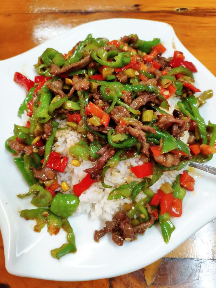 0 泡菜牛肉盖浇饭 经常吃他家的盖浇饭,在cbd一带还算不错.