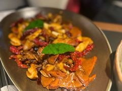 青椒炒牛肝菌-Ameigo梅果·云贵川bistro(长宁来福士店)