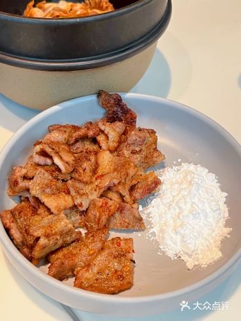 可以提前打电话询问前面的桌数，和预计等位时间