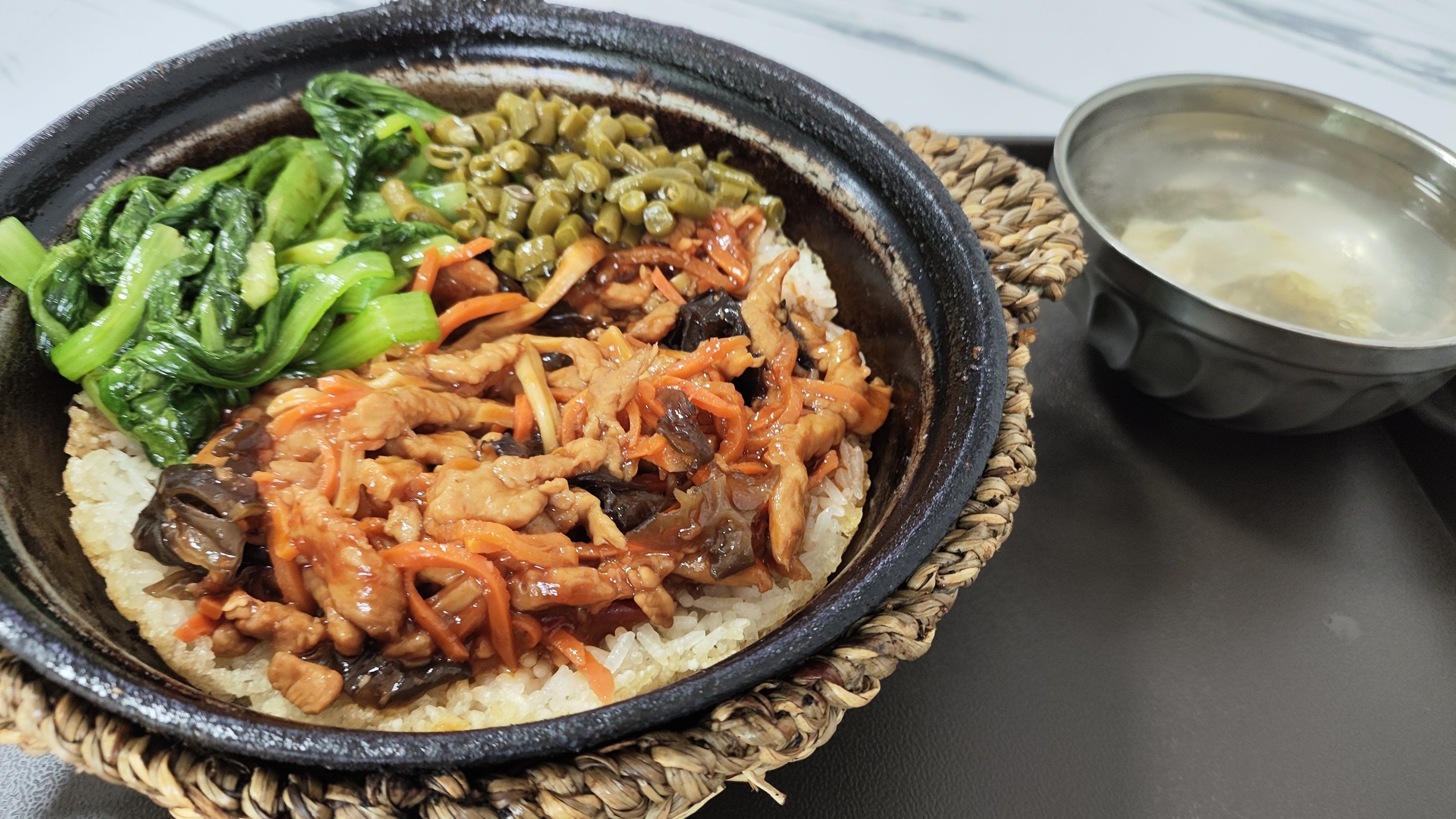 吃过很多种,还是更爱鱼香肉丝和腊肠的煲仔饭.好吃😋