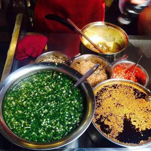 窝子凉粉-"他家好像从早上开始到晚上八点多一直都有人.