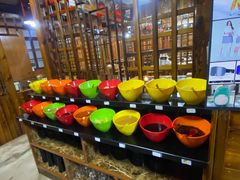 自助调料区-果松木炭酸菜铜火锅·外婆参鸡汤