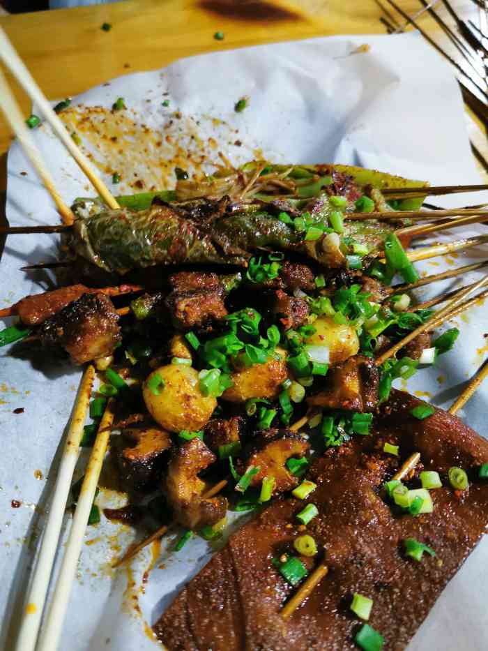 晚上出来吃夜宵吴记烧烤是首选