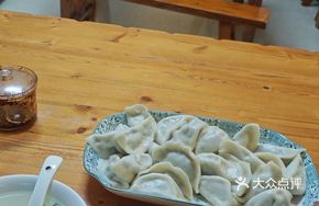 Celery Pork Dumplings with Sauce