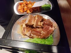 韩式腌猪王排-·缸桶屋·韩式牛肋条自助烤肉(西湖D11店)