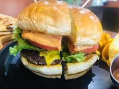 经典芝士牛肉汉堡-魏斯理汉堡(西安沣东吾悦店)