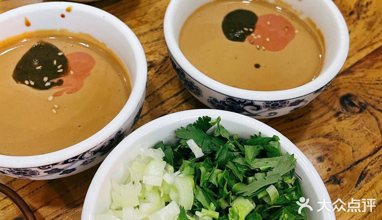 铜锅儿老店，真正倒盘不撒的手切鲜羊肉[6]。