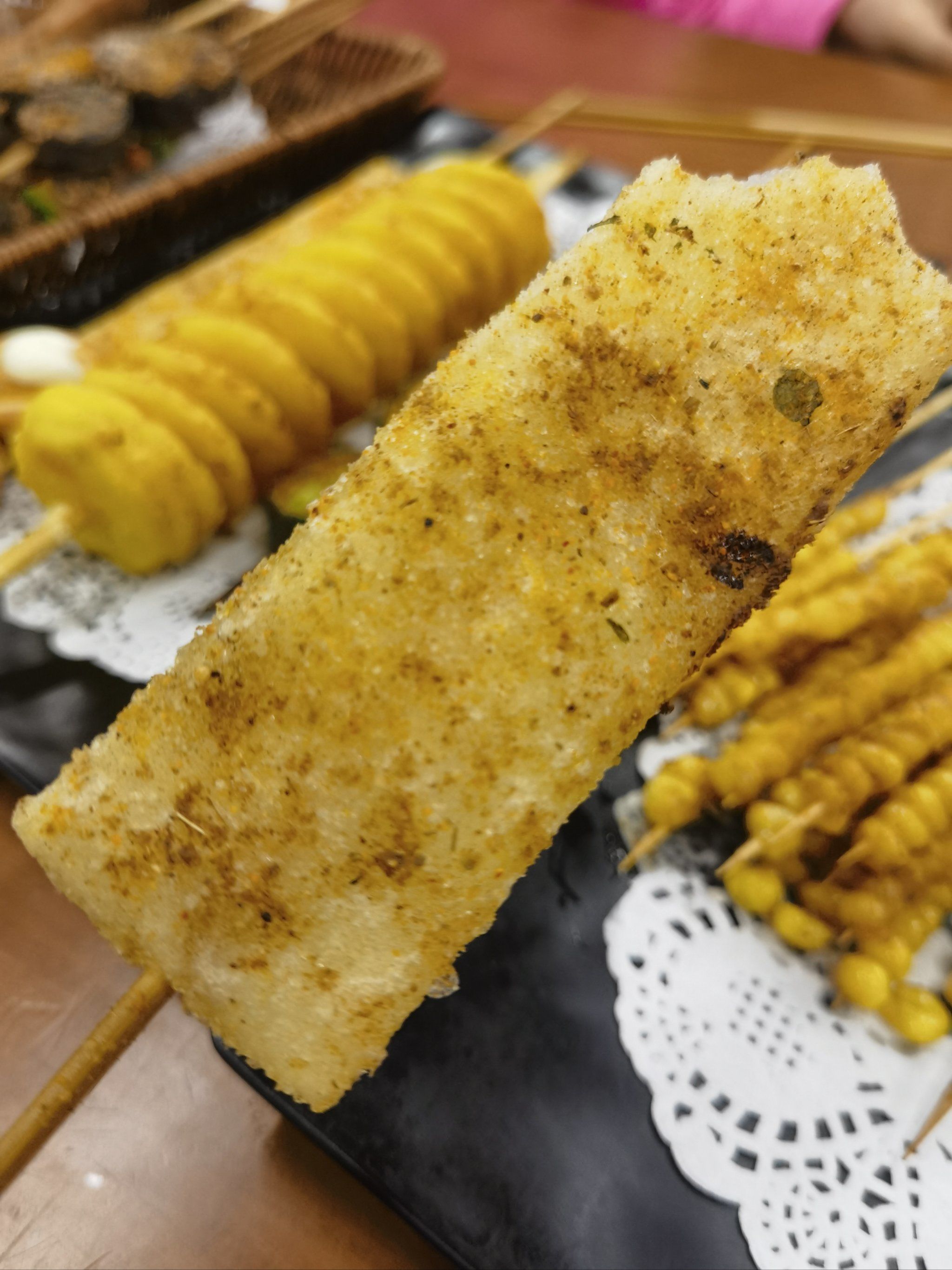 双龙路上大宅这边红绿灯🚥的烧烤店
还蛮干净整洁的
属实有被烤