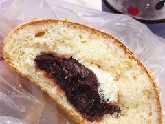 豆粉红豆面包-巴黎贝甜(大宁国际商业广场店)