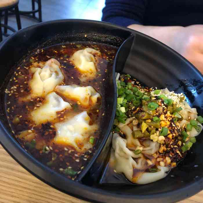 鸳鸯抄手-"位置在九方购物广场负一楼,对面是个叫喜多.