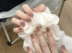 -悦指间美甲美睫美肤