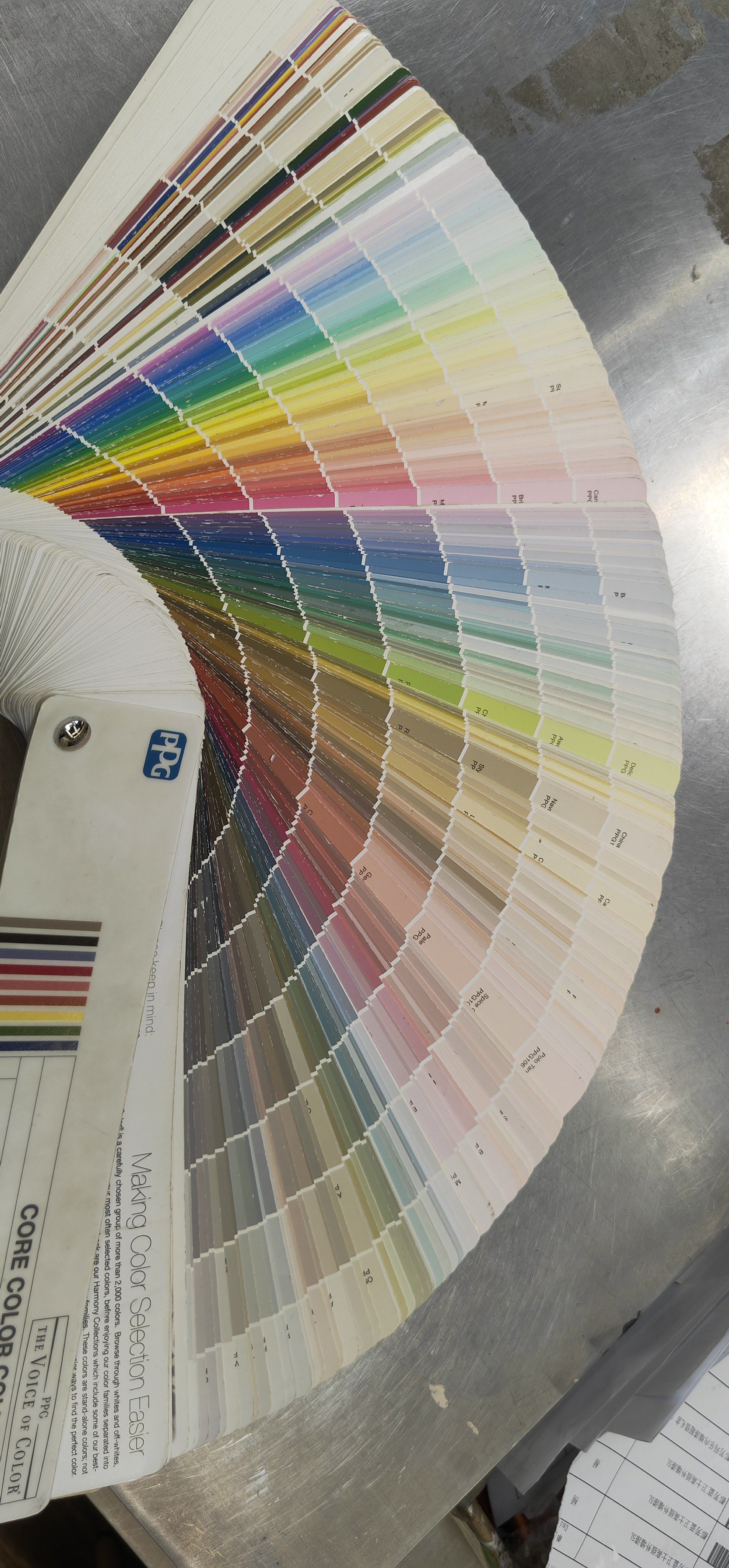 挑选墙面漆颜色时,要考虑空间大小和采光